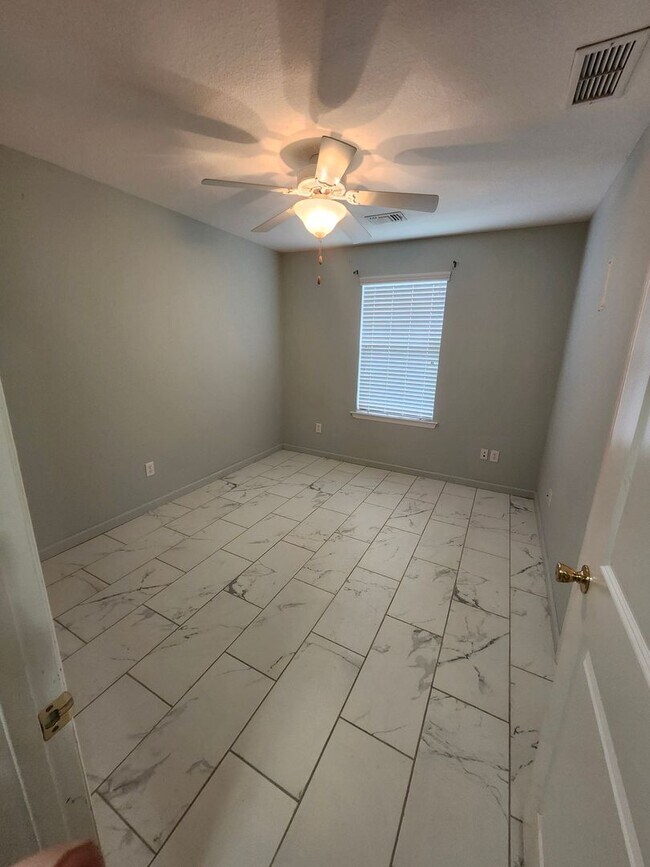 Building Photo - 552 Brooke Hampton Dr