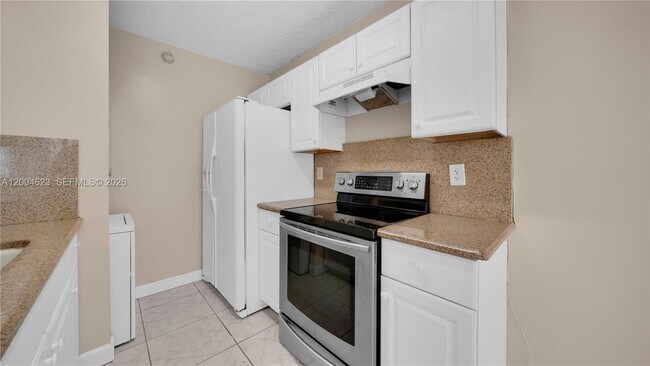 Building Photo - 9964 Twin Lakes Dr