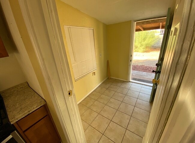 Building Photo - 106 E Vaughn Ave