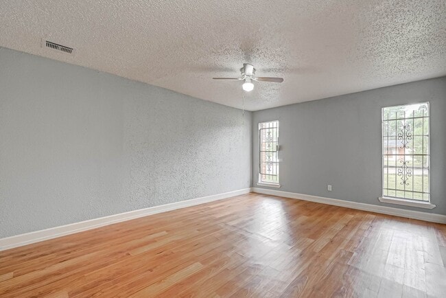 Building Photo - Affordable spacious 4bed/2bath single-fami...