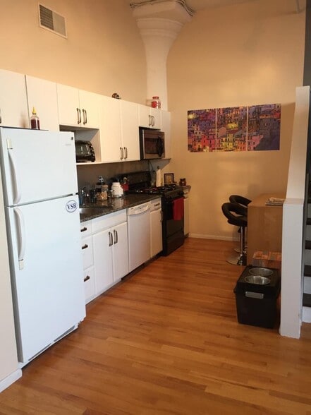 well equipped kitchen including granite countertops, gas stove, fridge, dishwasher, microwave and toaster oven - 314 N. 12th Street