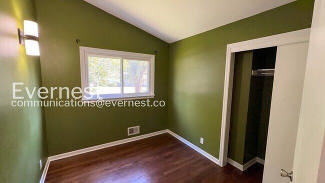 Building Photo - 3 Bed/2 Bath Home with Fenced Yard & Garage / Pet-Friendly / Available Now!