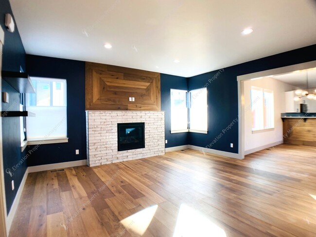 Building Photo - **First 30-Days Free** Luxurious 3BR - 3BA...