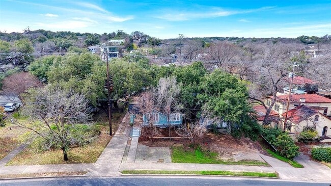 Building Photo - 809 E Riverside Dr
