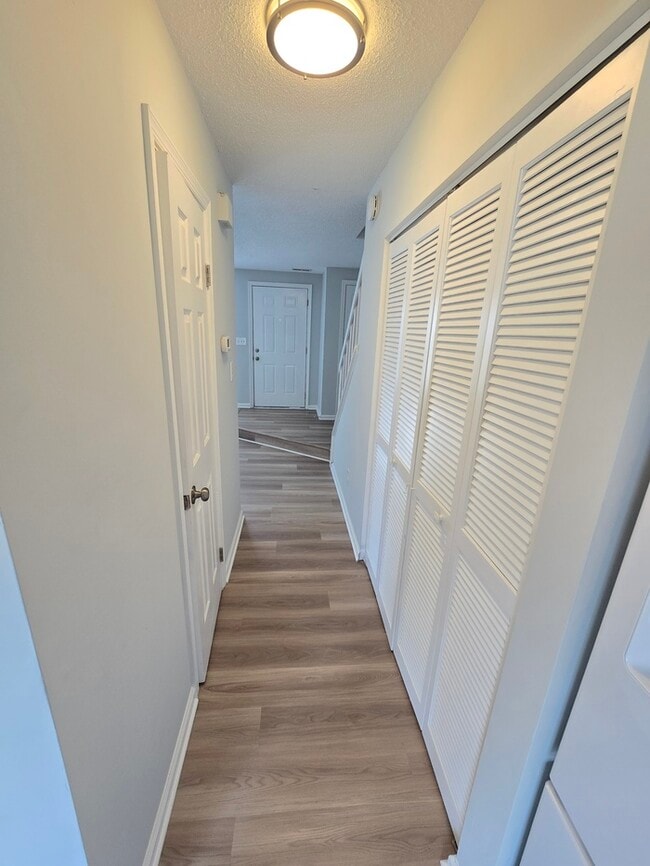 Building Photo - GORGEOUS TOWNHOME IN VIRGINIA BEACH