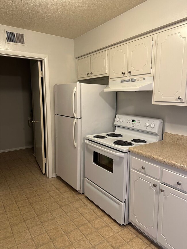 Building Photo - 1 Bed/ 1 bath Condo