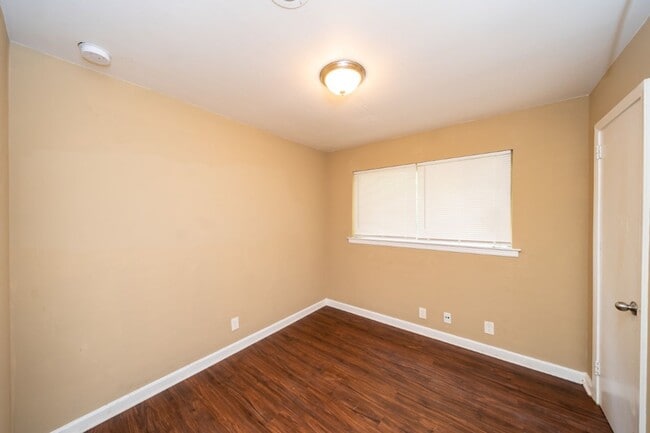 Building Photo - 213 Pine St