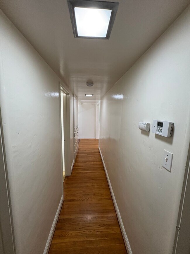 Building Photo - Visalia 2 Bed 2 Bath available now.