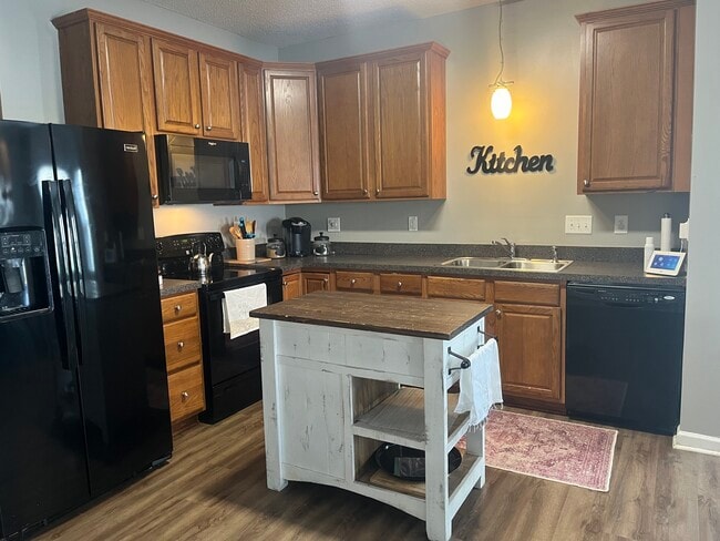 Building Photo - 812 Brittany Way