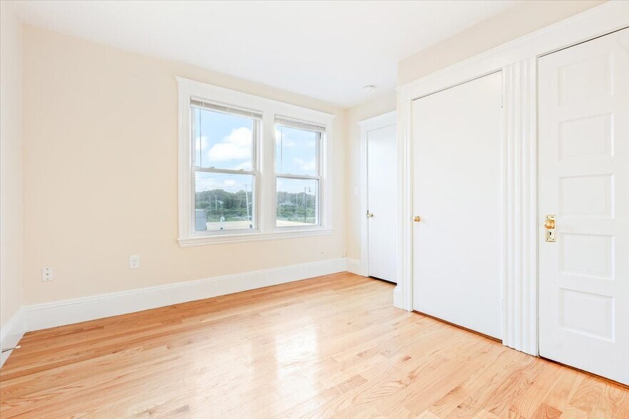 Building Photo - 52 Roslyn St