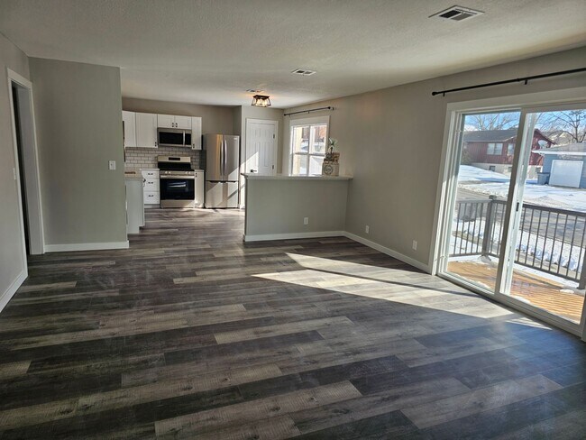 Building Photo - Like new large 2 bedroom apt coming available!