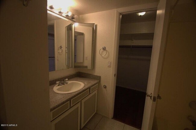 Building Photo - 3 STORY 2 BEDROOM UNIT IN MESA