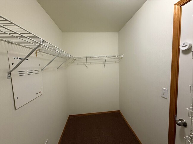 Building Photo - 4 Bed 2 Bath Home in Waterbury Meadows