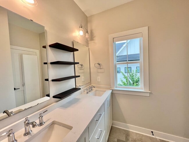 Building Photo - Stunning 3BD, 3.5BA Raleigh Townhome in a Walkable Community Near Tons of Shopping and Dining Opt...