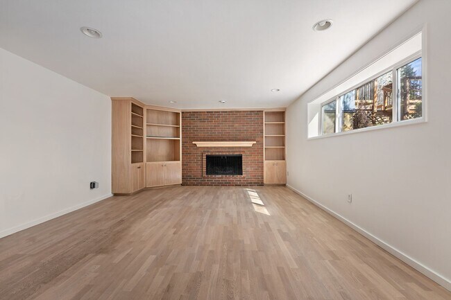 Building Photo - 4-Bedroom Luxury Home for Rent by Portland...