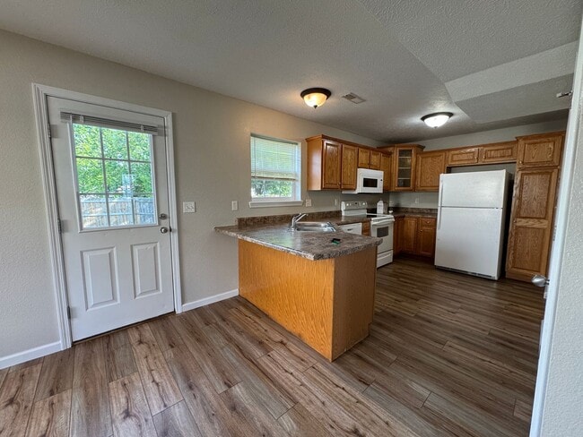 Building Photo - 3 bedroom, 2.5 bathroom duplex located clo...