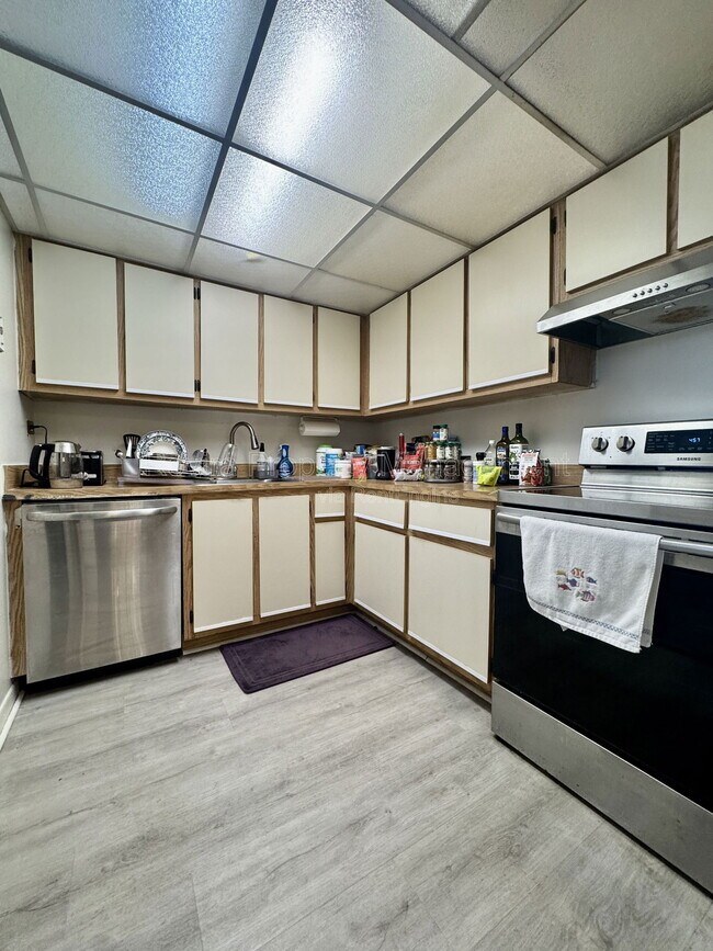 Building Photo - 1740 NW N River Dr