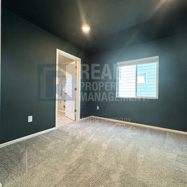 Building Photo - Beautiful Modern 3 Bedroom In Puyallup!!