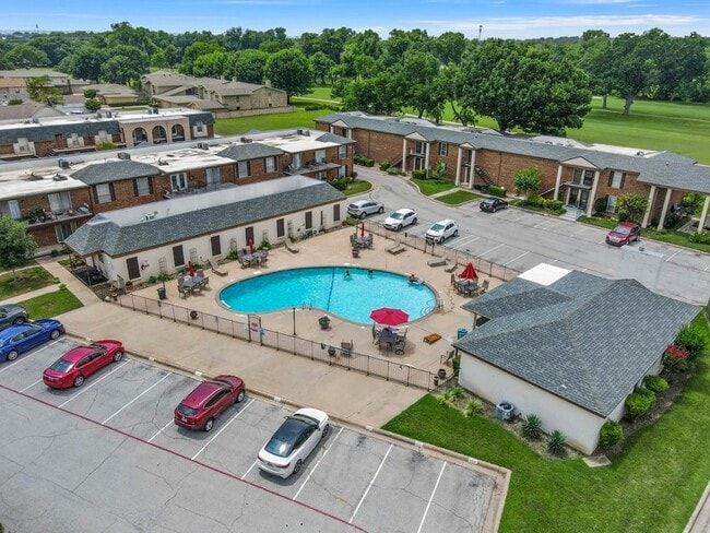 Building Photo - 4002 Ridglea Country Club Dr