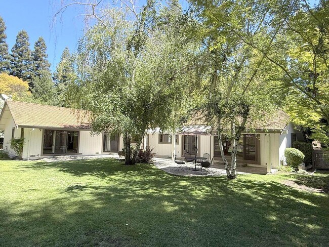 Building Photo - Sprawling ranch home located in highly des...