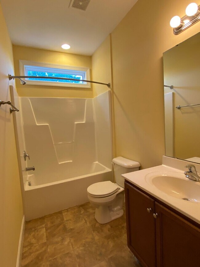 Building Photo - 3925 Lexington Dr