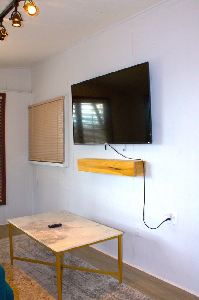 Building Photo - Furnished One Bedroom One Bathroom Apartment