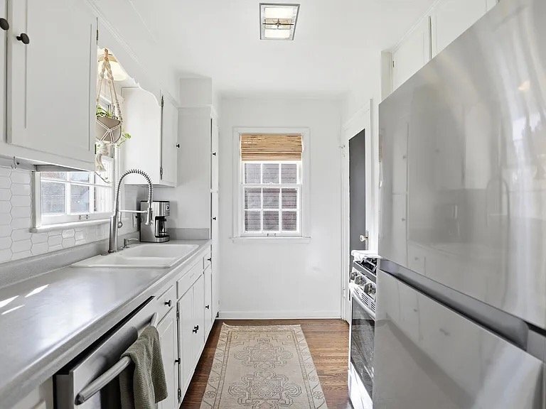 Building Photo - 5873 Kingsley Dr
