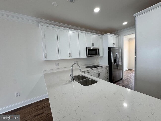 Building Photo - 300 Dixon St