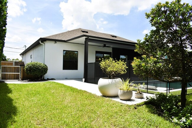 Building Photo - 1217 SW Marmore Ave