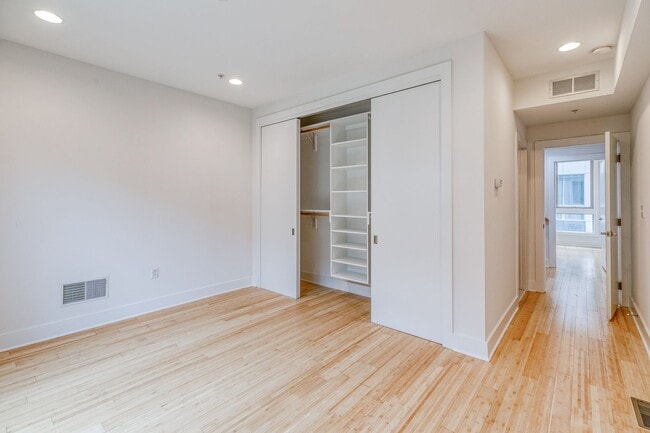 Building Photo - Northern Liberties Townhome with Private Garage