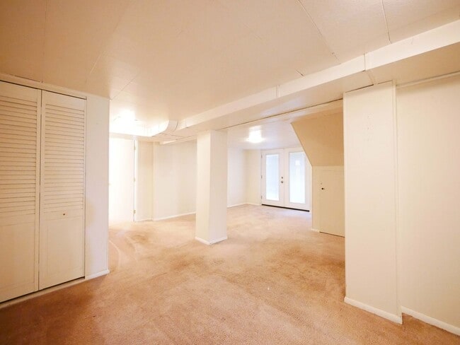 Building Photo - 5 BED & 2.5 BATH SINGLE FAMILY HOUSE FOR RENT