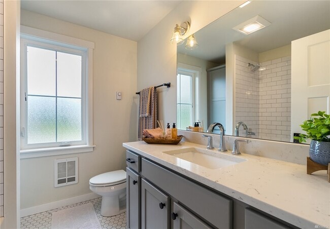 Building Photo - 3226 E Sunset Dr