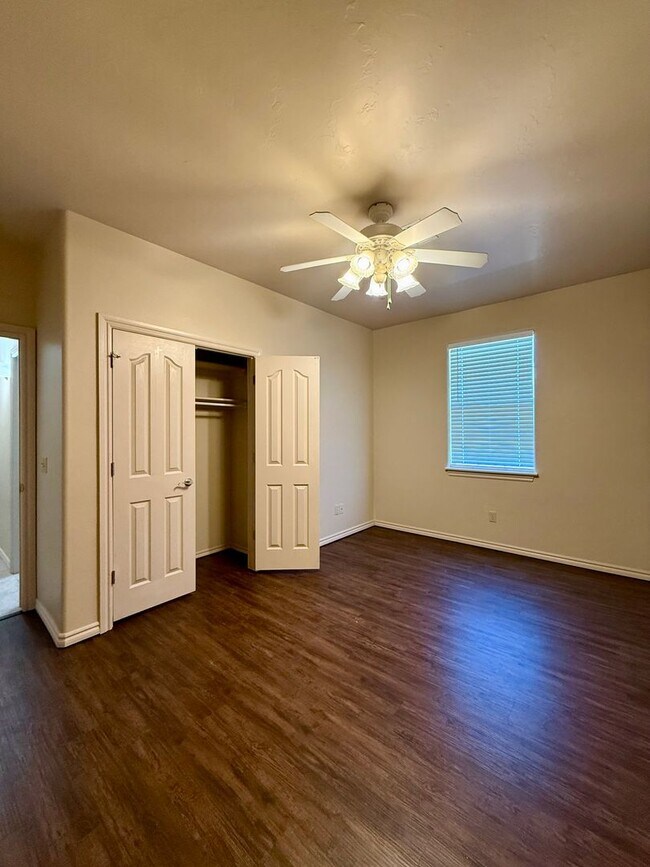 Building Photo - 2520 Thomas Dr