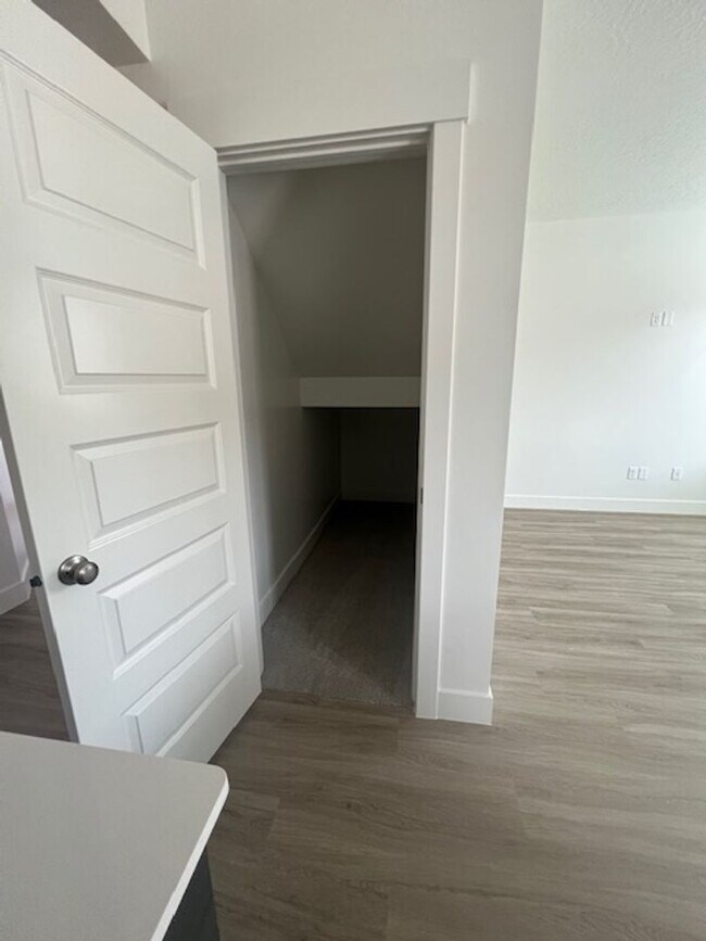 Building Photo - SPACIOUS HOME FOR RENT!