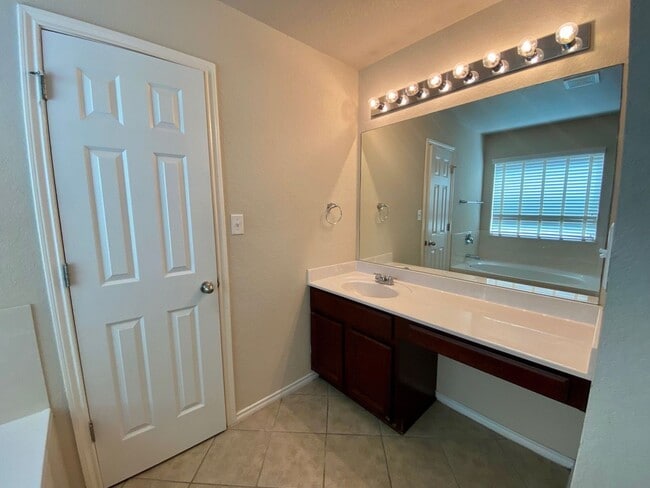 Building Photo - Gorgeous 4 bed/2.5 bath home in a great lo...