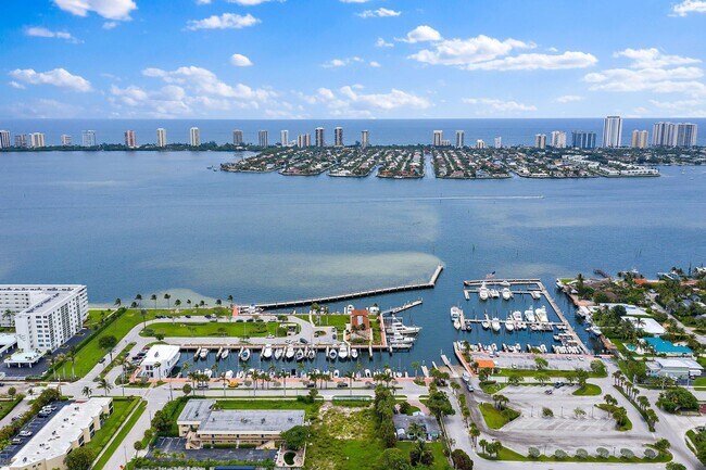 Building Photo - 301 Lake Shore Dr