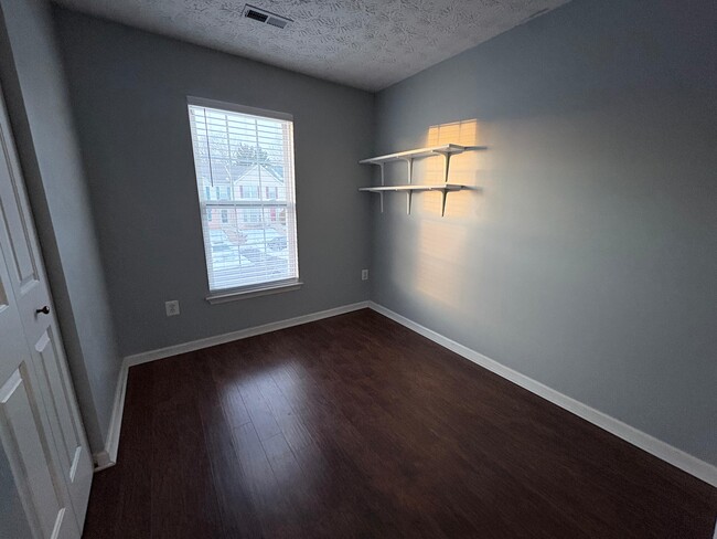 Building Photo - 577 MacIntosh Cir