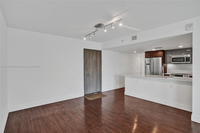 Building Photo - 9261 E Bay Harbor Dr