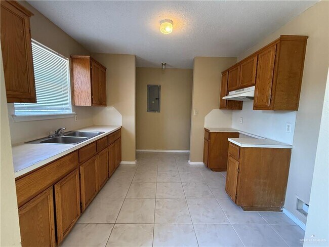 Building Photo - 709 W Falcon Ave