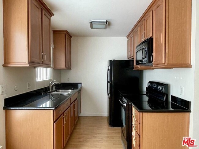 Building Photo - 972 Larrabee St