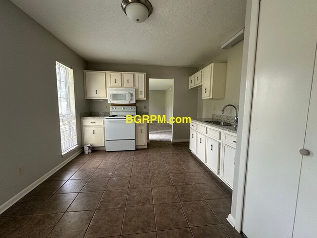 Building Photo - 3 BD 1 BA