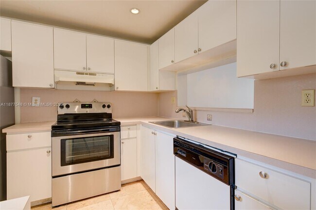 Building Photo - 10835 SW 112th Ave