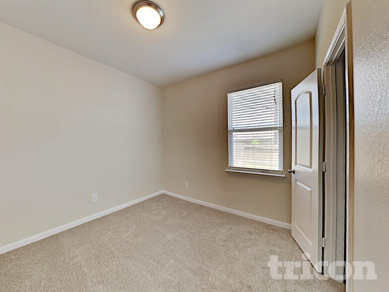 Building Photo - 4607 Le Villas