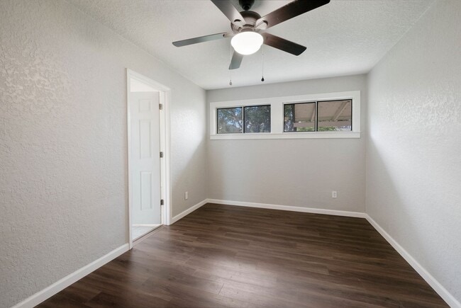 Building Photo - 323 Craigmont Ln