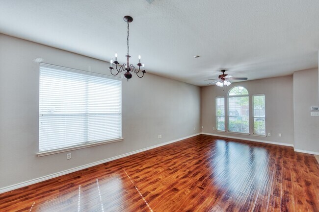 Building Photo - 2617 Bissonet Dr