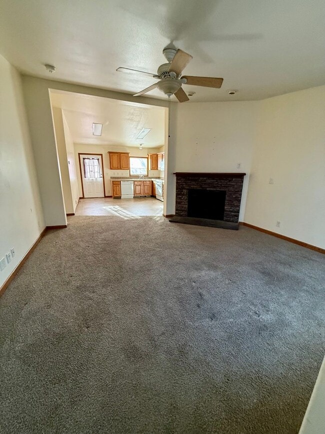 Building Photo - 3 Bedroom Home MILLIKEN