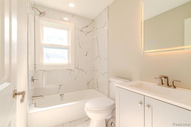 Building Photo - 1517 W Saratoga St