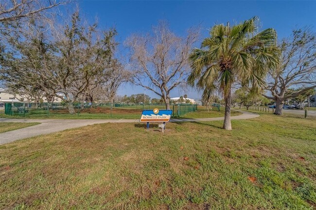 Building Photo - 11650 Capri Cir S