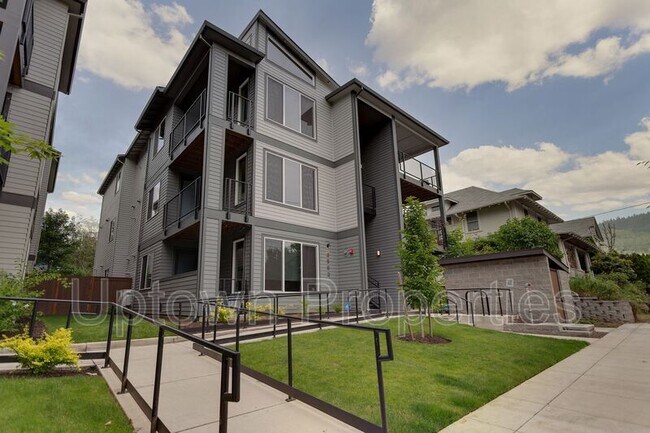 Building Photo - 3563 N Gantenbein Ave
