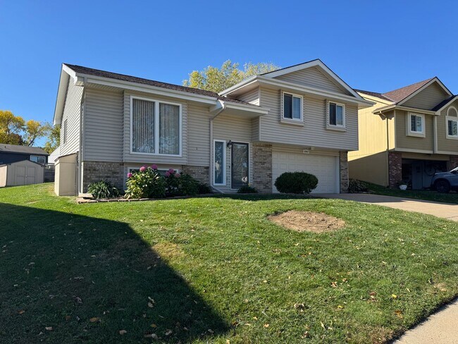 Building Photo - Omaha Rental Home Offering Modern Updates & Comfortable Living!